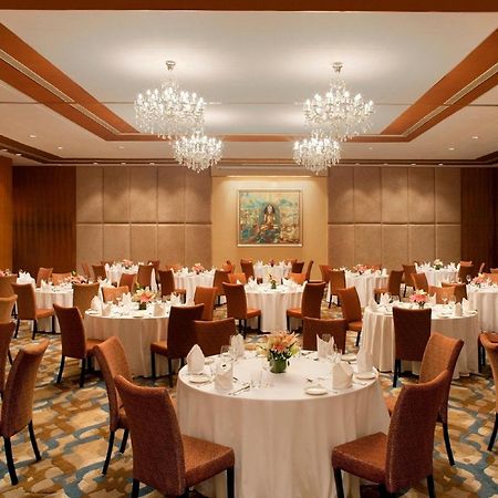 Radisson Blu Plaza Hotel Hyderabad Banjara Hills Restoran foto The ballroom
