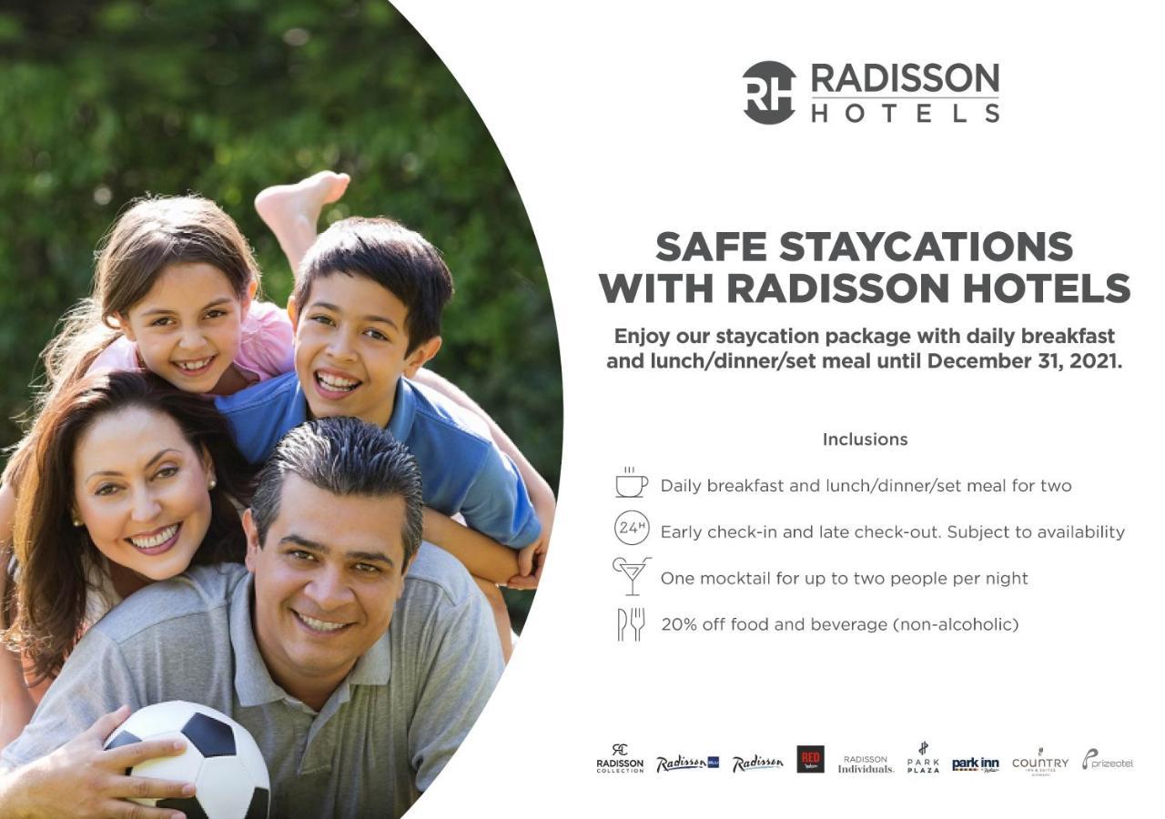 Radisson Blu Plaza Hotel Hyderabad Banjara Hills Bagian luar foto A Radisson Hotels advertisement