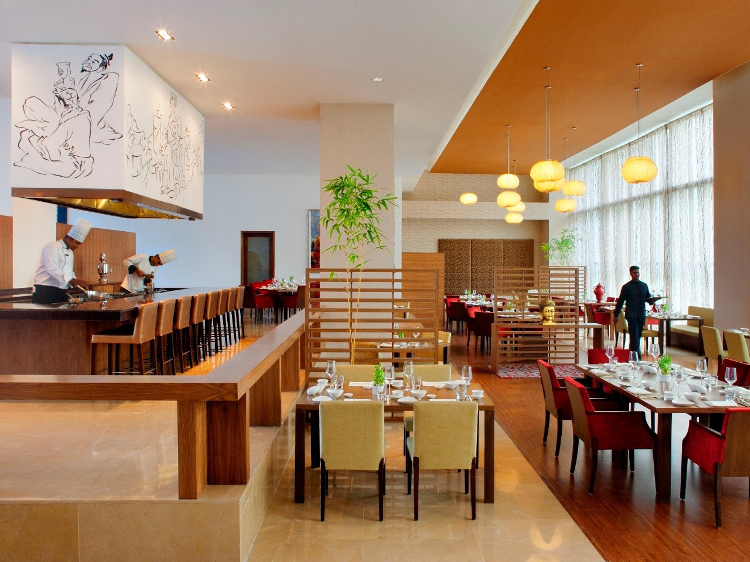 Radisson Blu Plaza Hotel Hyderabad Banjara Hills Bagian luar foto The restaurant