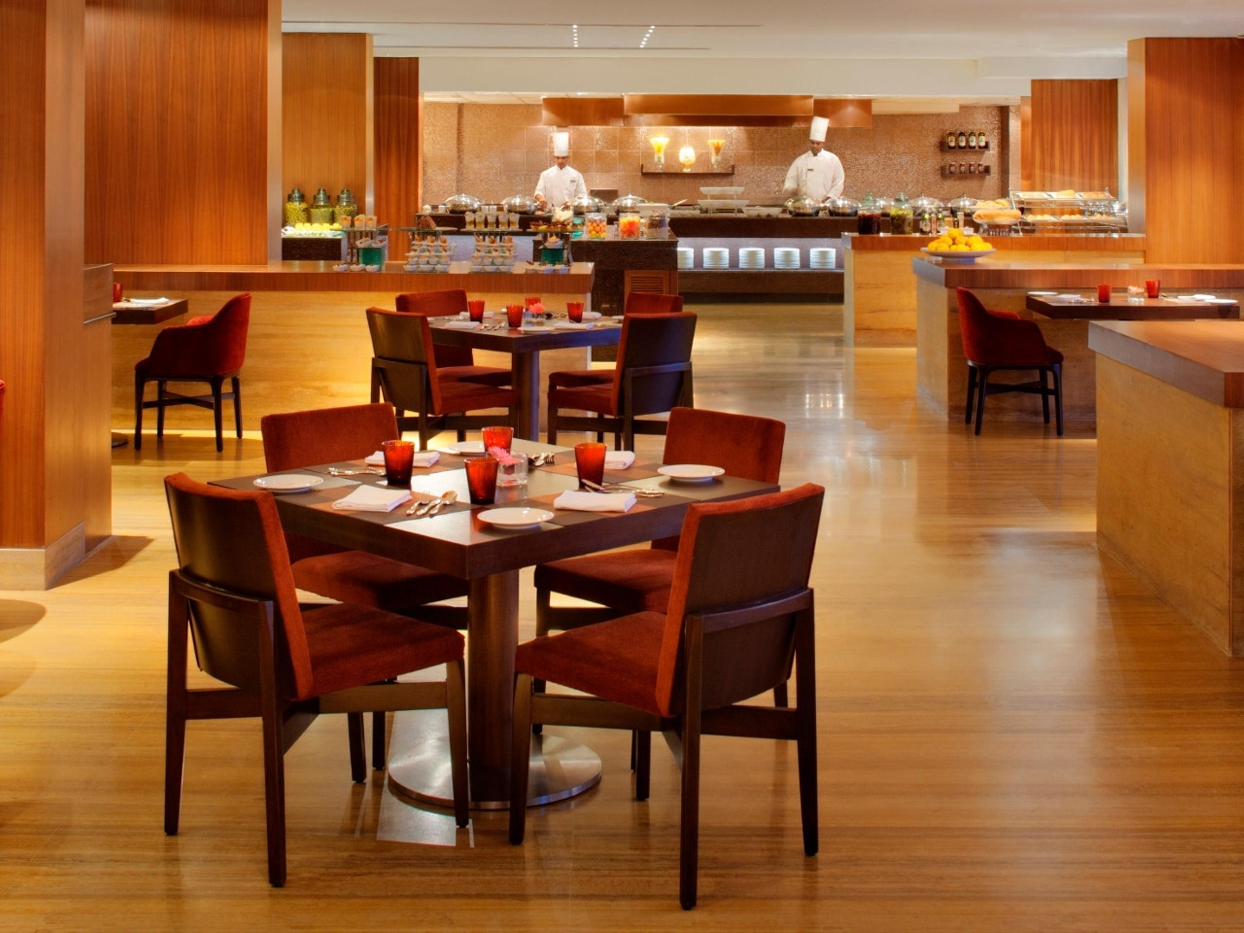 Radisson Blu Plaza Hotel Hyderabad Banjara Hills Bagian luar foto The restaurant