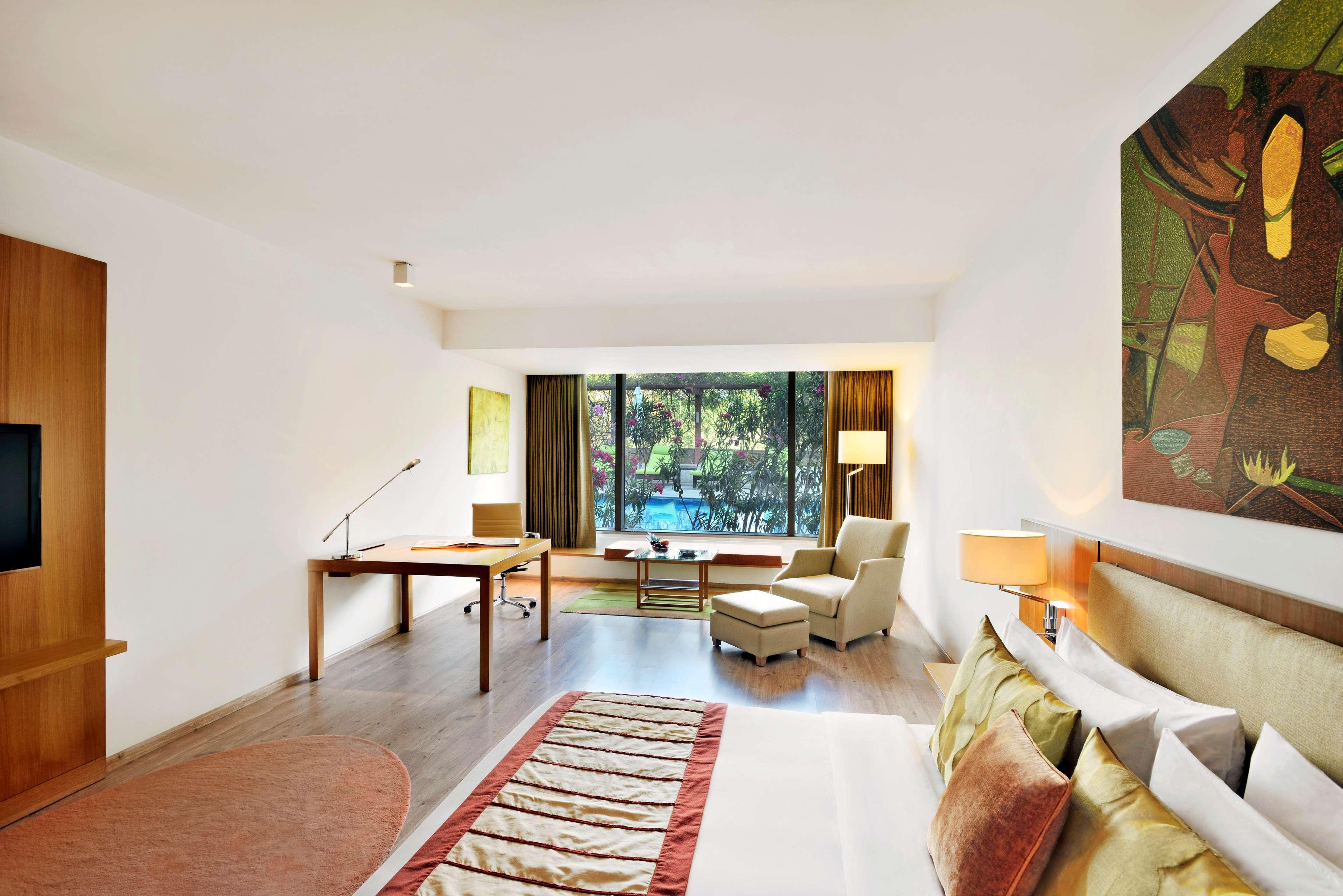 Radisson Blu Plaza Hotel Hyderabad Banjara Hills Bagian luar foto A room at the Oberoi Mumbai