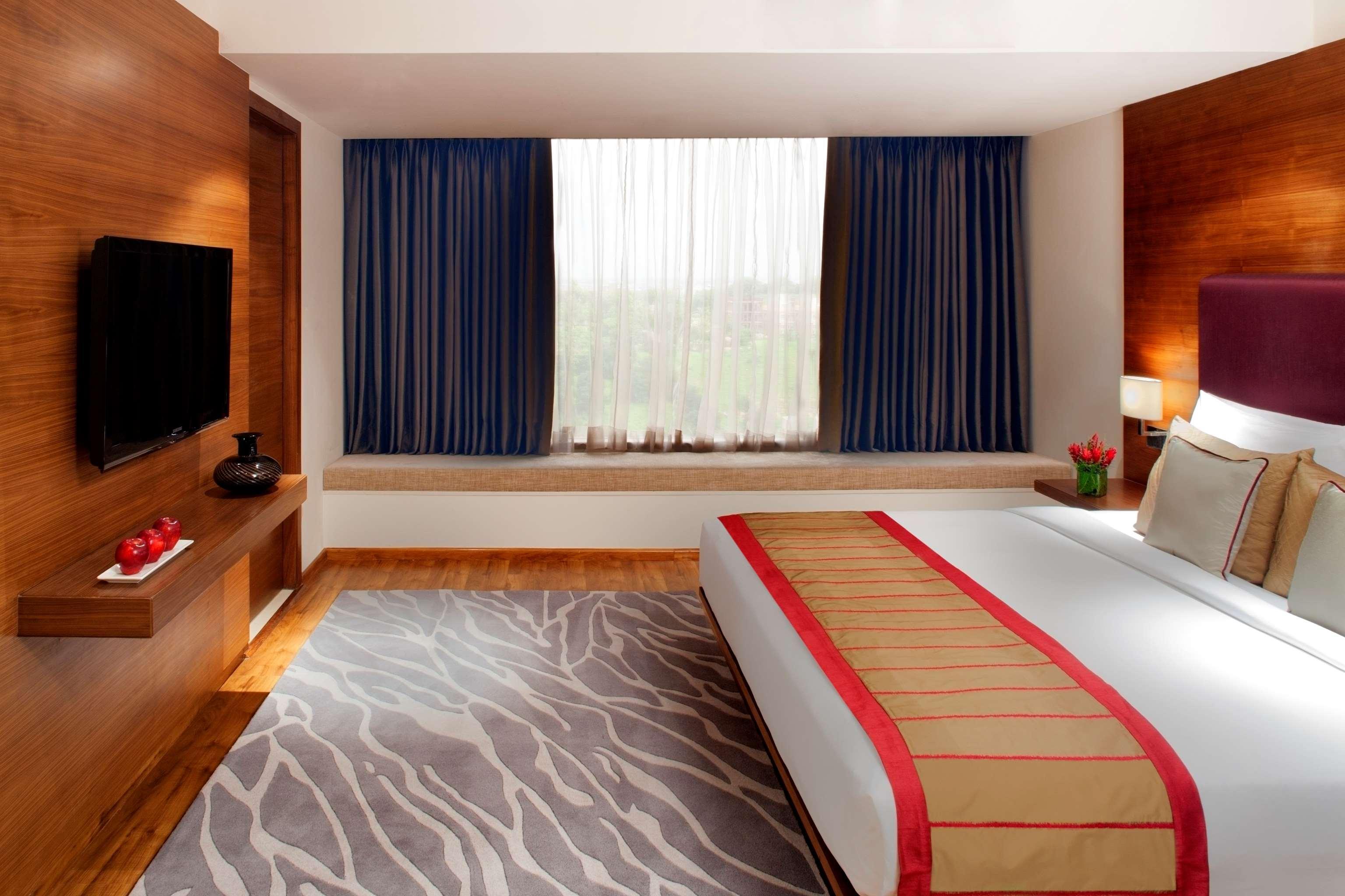 Radisson Blu Plaza Hotel Hyderabad Banjara Hills Bagian luar foto Deluxe Room