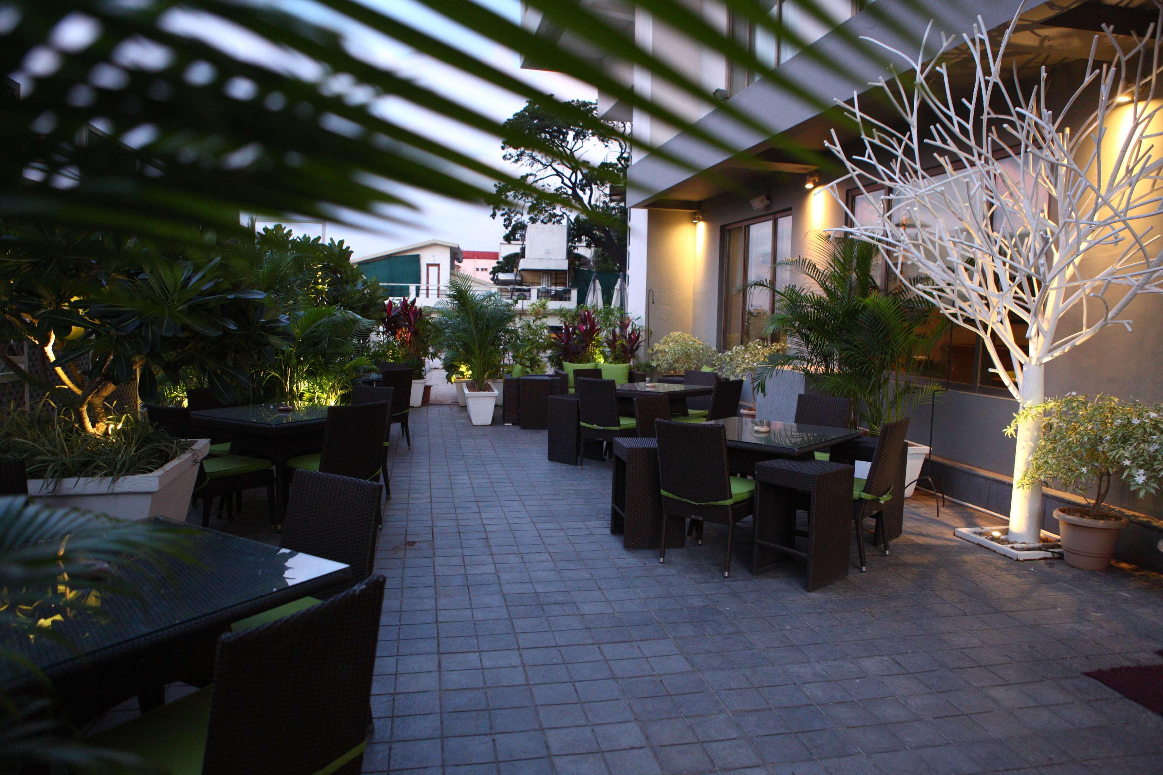 Radisson Blu Plaza Hotel Hyderabad Banjara Hills Bagian luar foto The outdoor terrace at the hotel