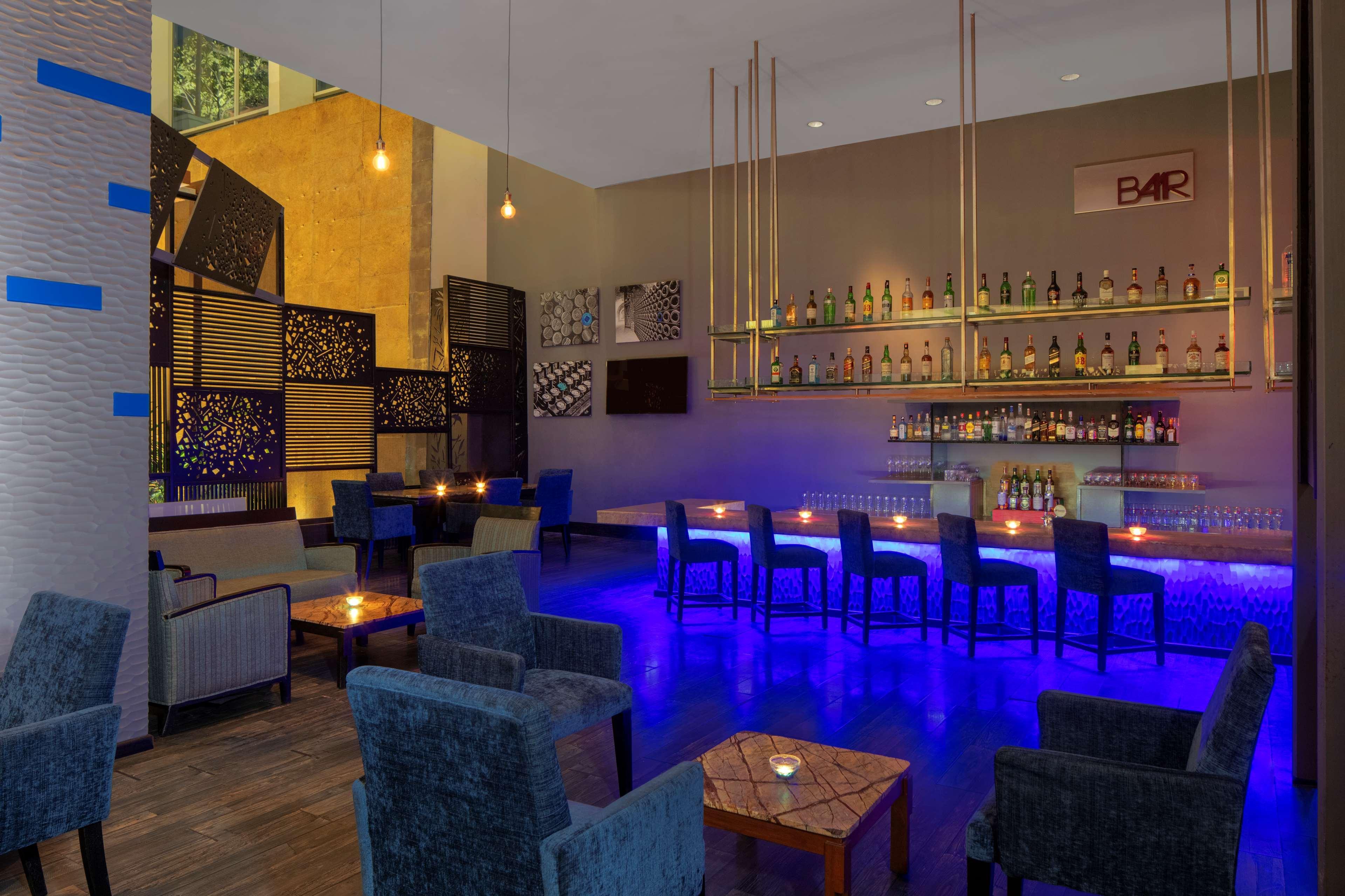 Radisson Blu Plaza Hotel Hyderabad Banjara Hills Bagian luar foto The bar at the hotel