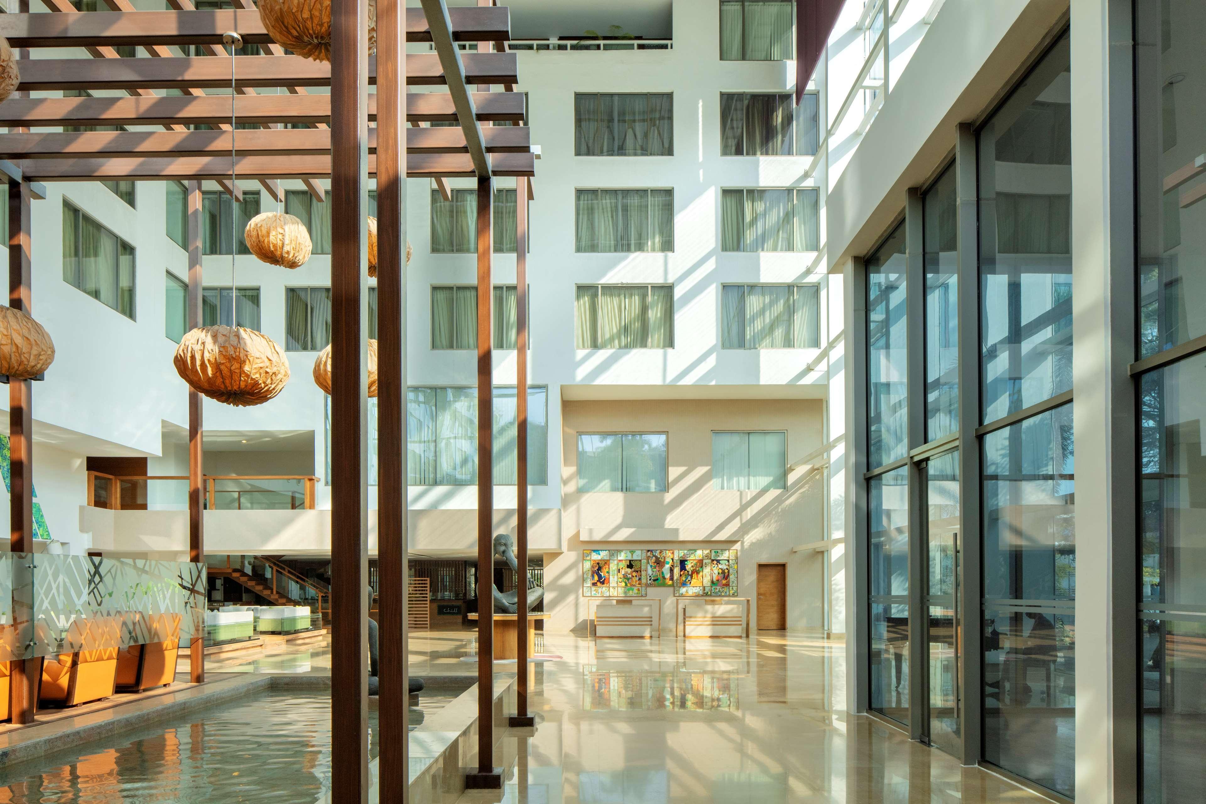 Radisson Blu Plaza Hotel Hyderabad Banjara Hills Bagian luar foto Interior of the hotel