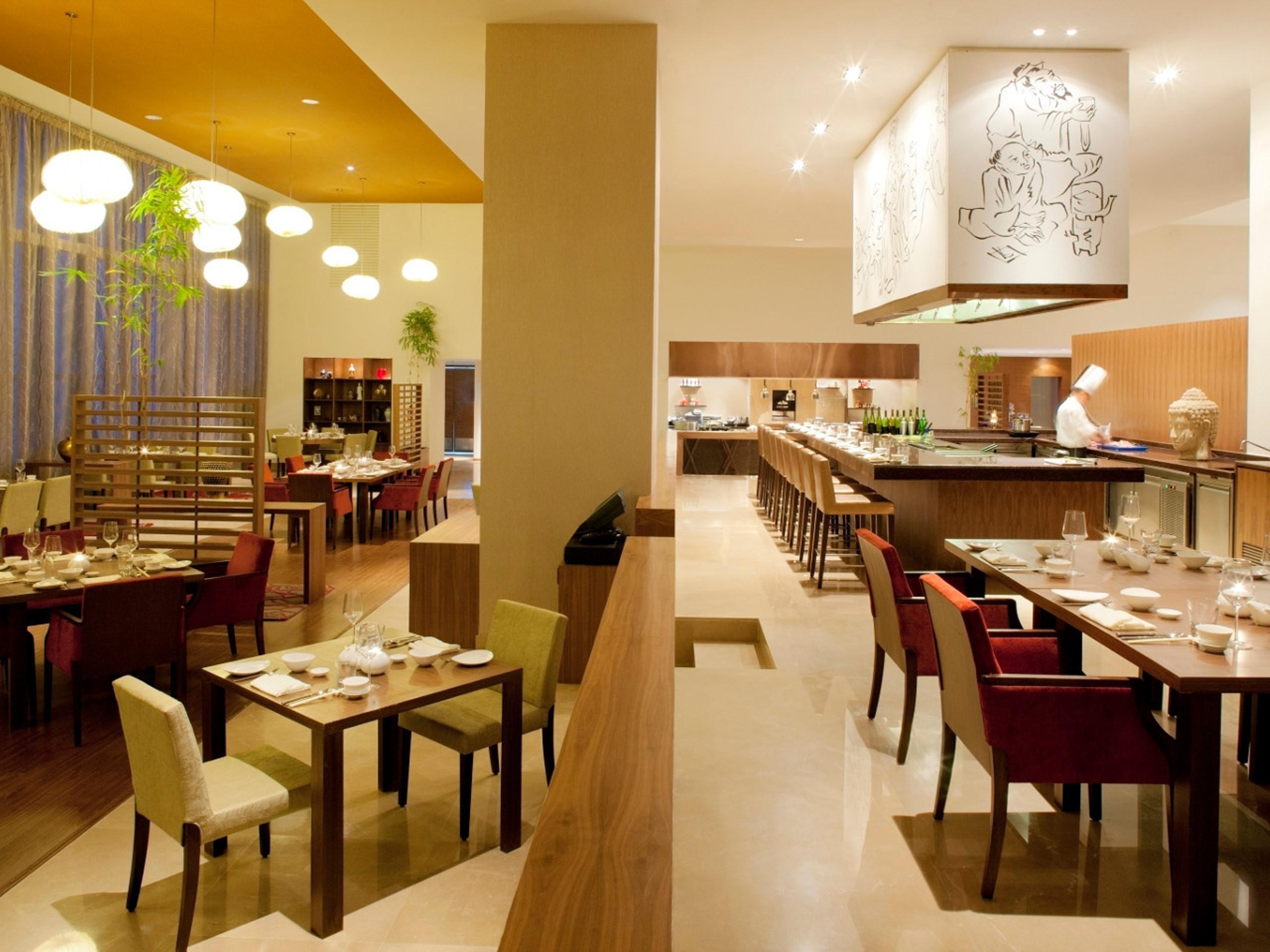 Radisson Blu Plaza Hotel Hyderabad Banjara Hills Bagian luar foto The restaurant