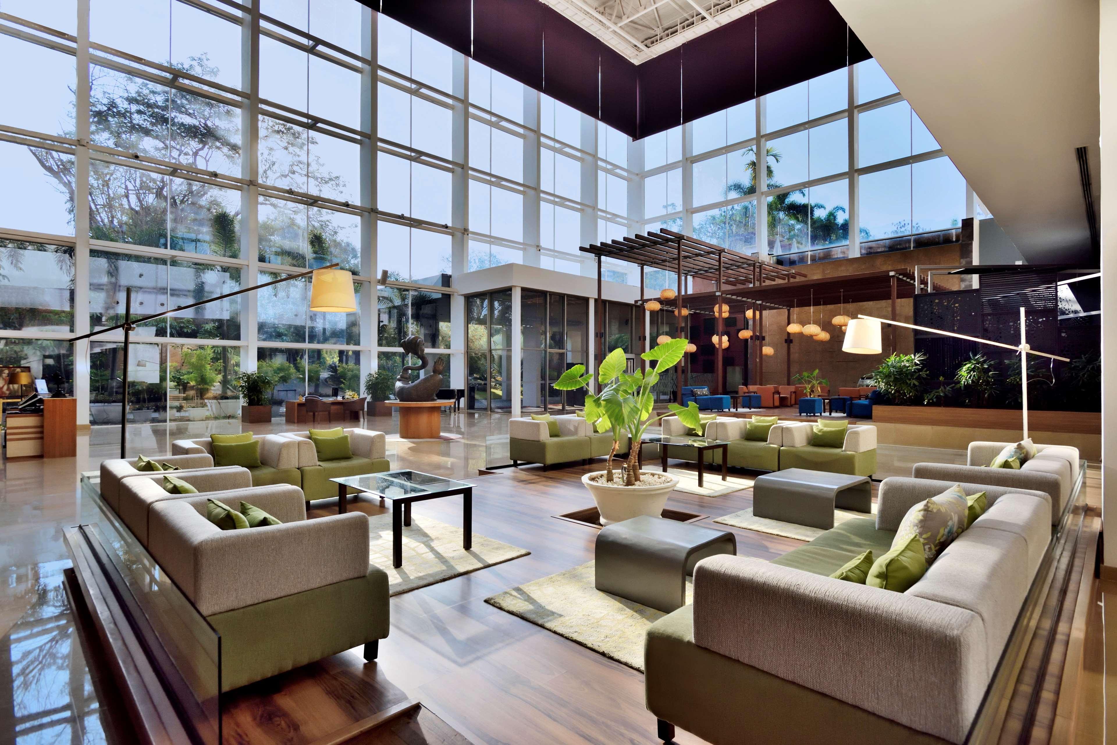 Radisson Blu Plaza Hotel Hyderabad Banjara Hills Bagian luar foto Lobby