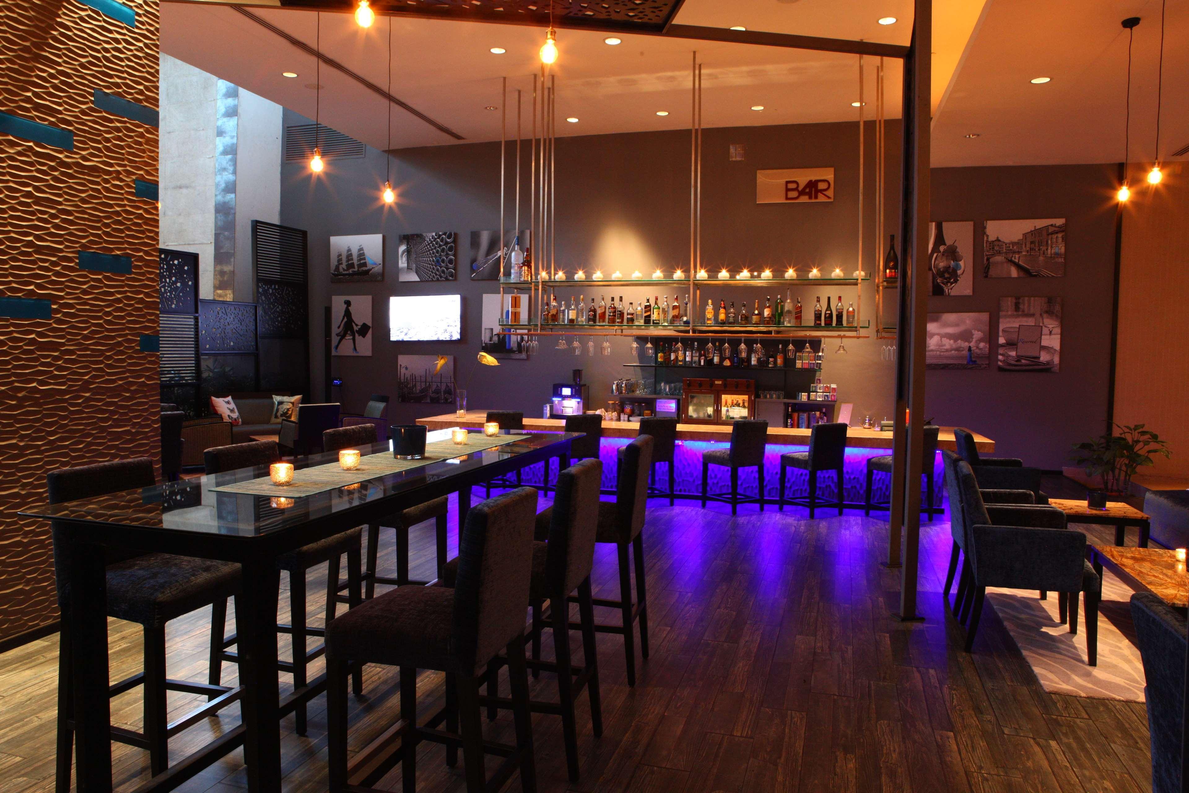 Radisson Blu Plaza Hotel Hyderabad Banjara Hills Bagian luar foto The bar at the hotel