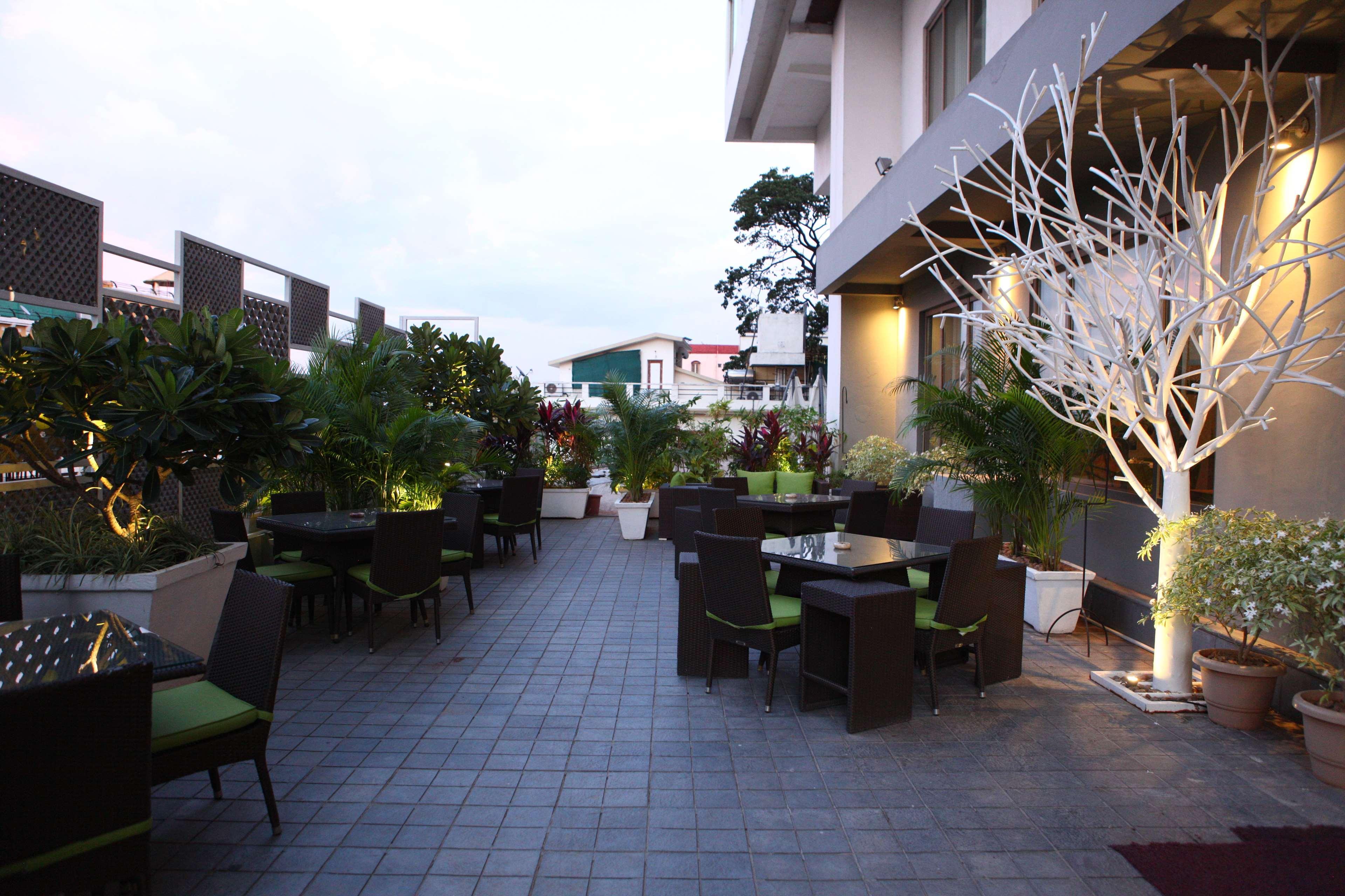 Radisson Blu Plaza Hotel Hyderabad Banjara Hills Bagian luar foto The Terrace at the Park