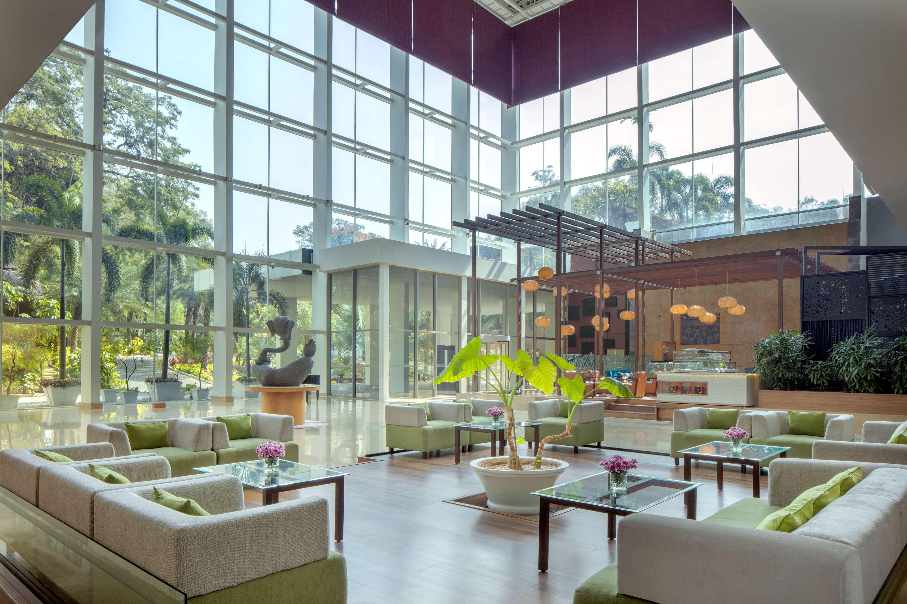 Radisson Blu Plaza Hotel Hyderabad Banjara Hills Bagian luar foto Lobby
