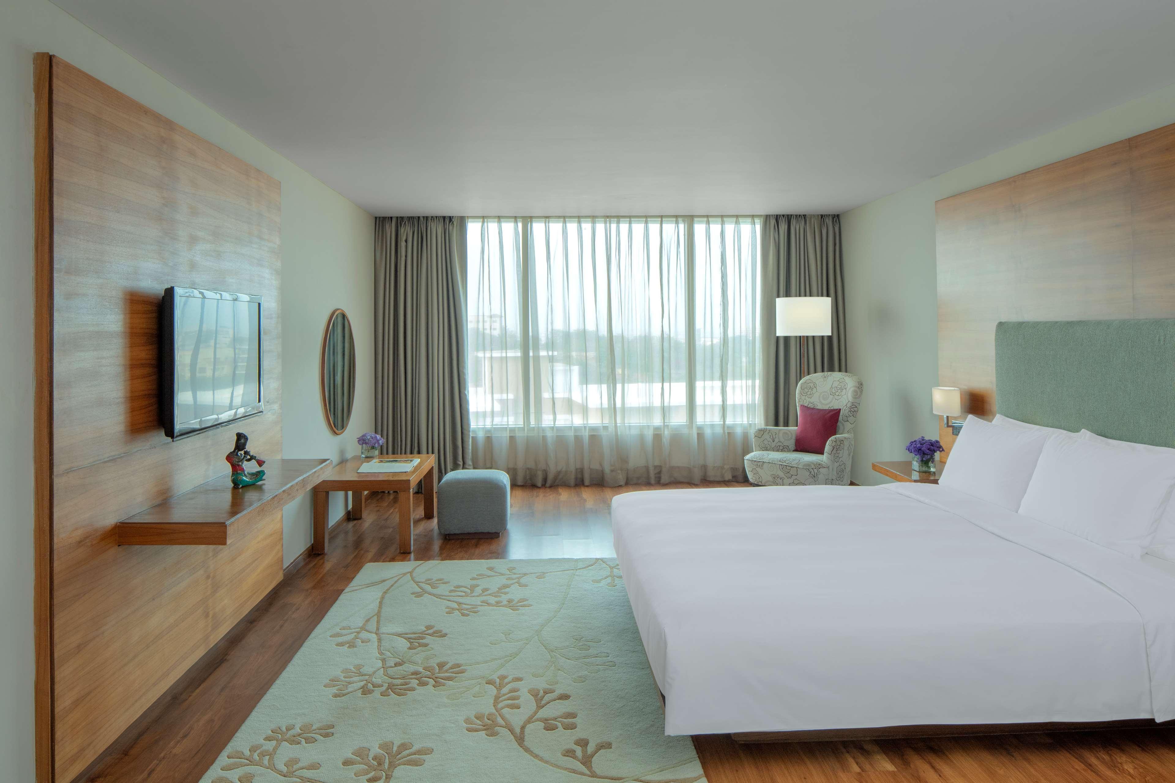 Radisson Blu Plaza Hotel Hyderabad Banjara Hills Bagian luar foto Deluxe Room