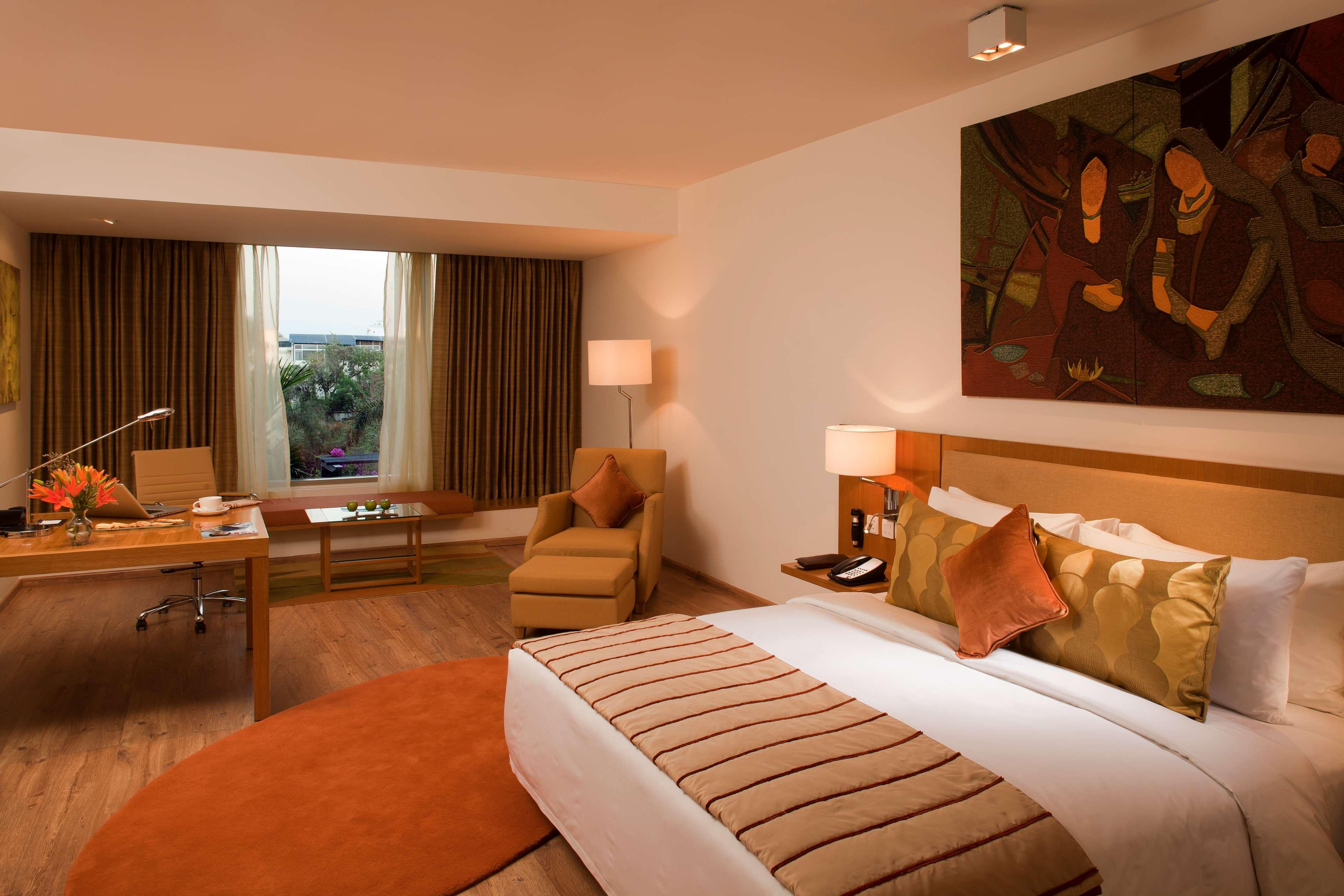 Radisson Blu Plaza Hotel Hyderabad Banjara Hills Ruang foto A room at the Taj Bengal