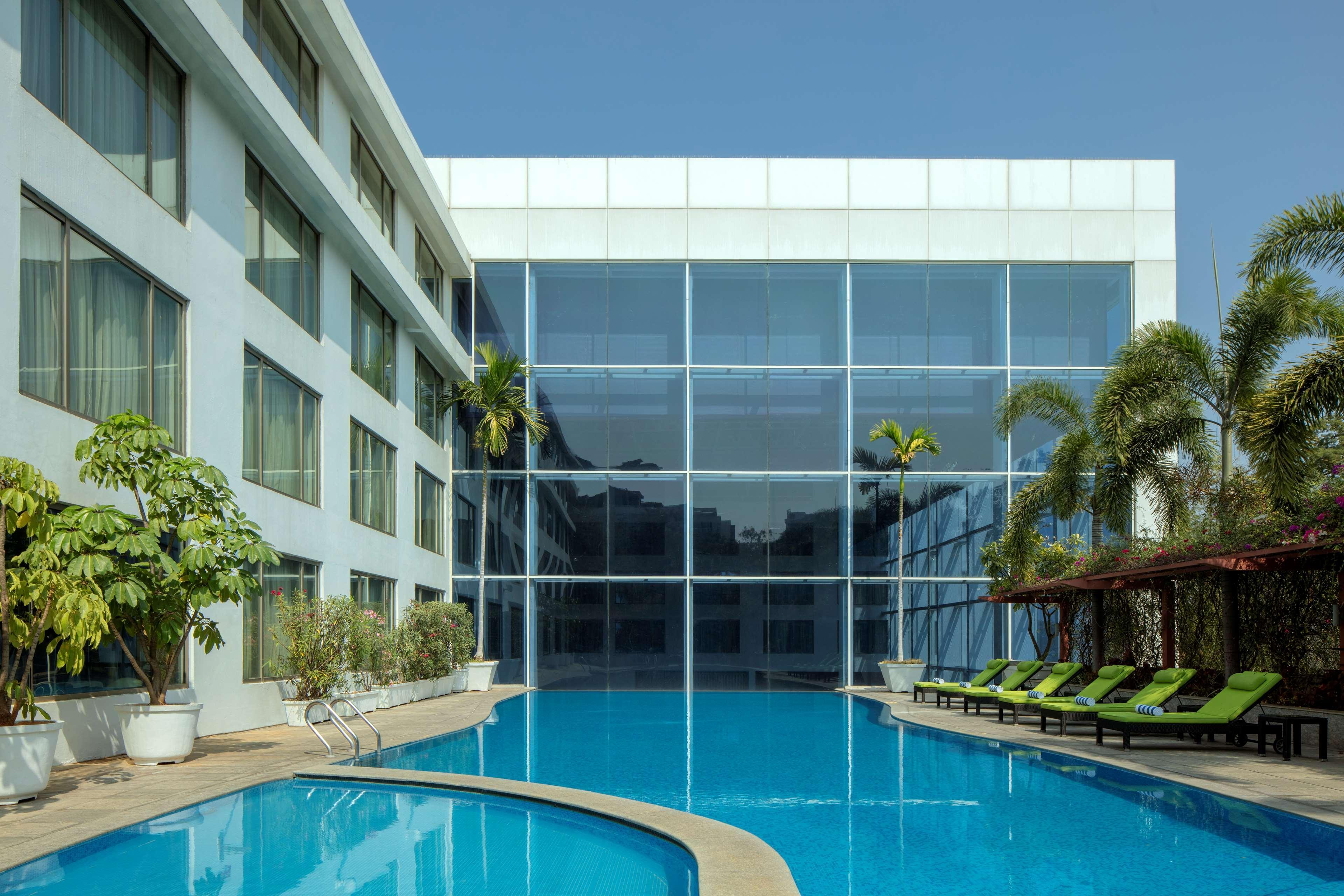 Radisson Blu Plaza Hotel Hyderabad Banjara Hills Bagian luar foto The Park, Hyderabad