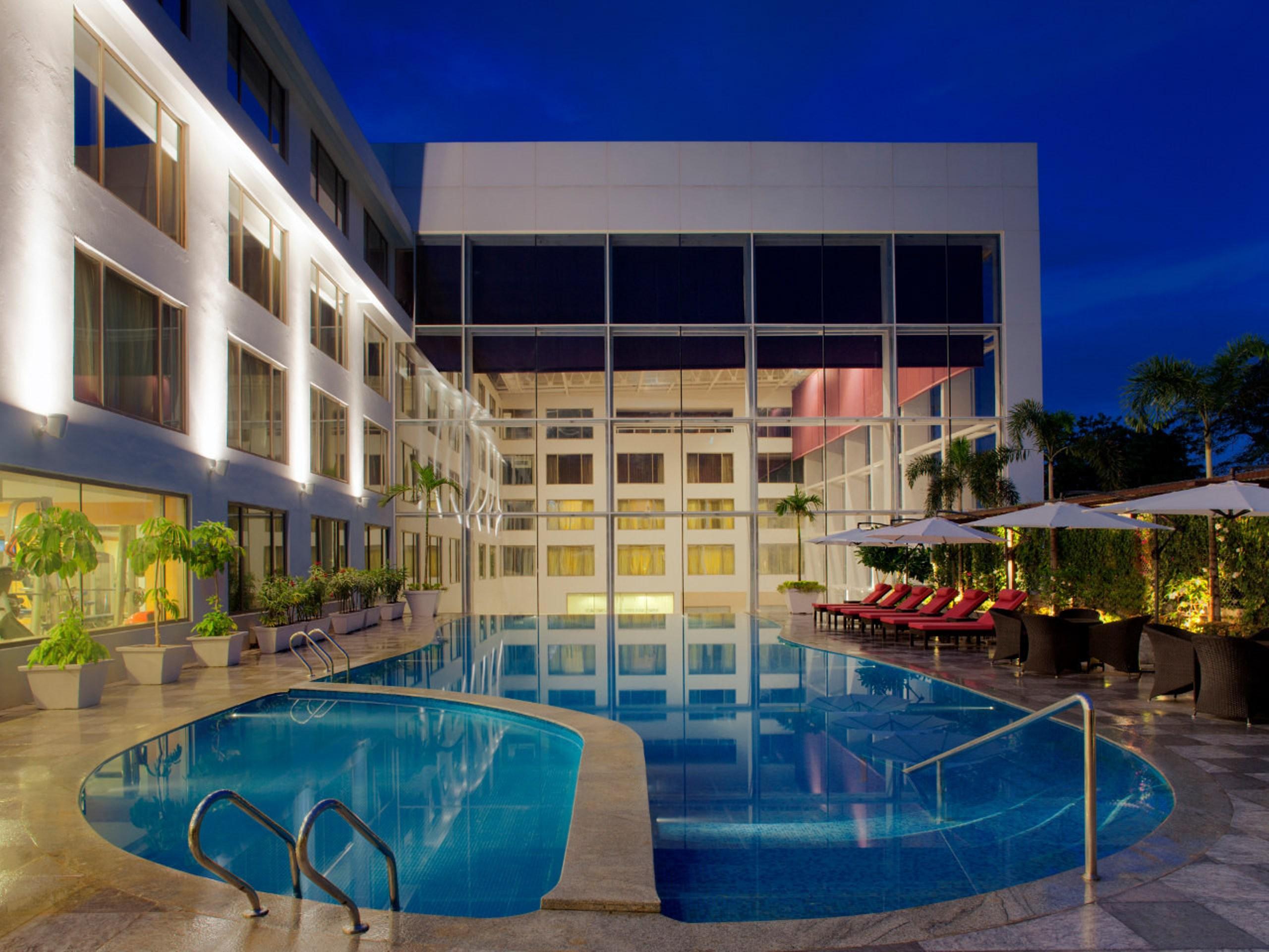 Radisson Blu Plaza Hotel Hyderabad Banjara Hills Bagian luar foto The swimming pool at the hotel