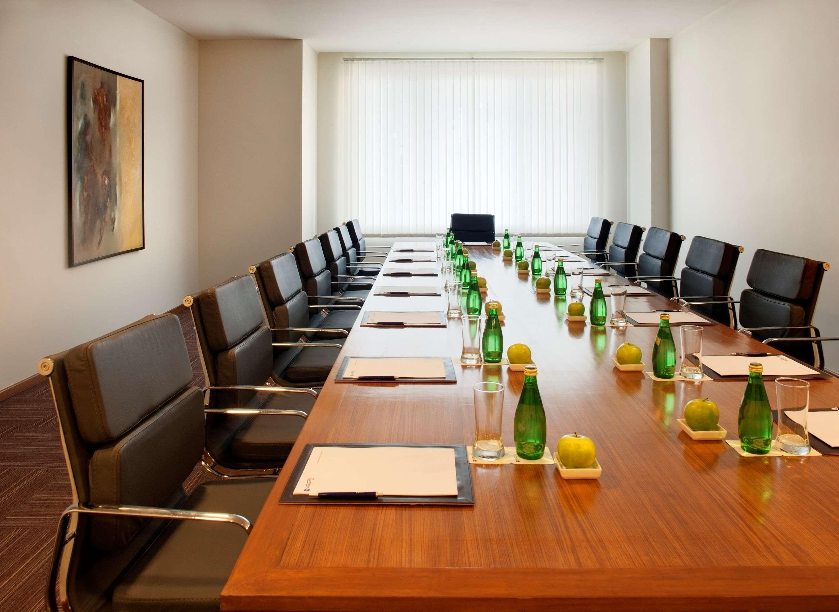 Radisson Blu Plaza Hotel Hyderabad Banjara Hills Bisnis foto A boardroom