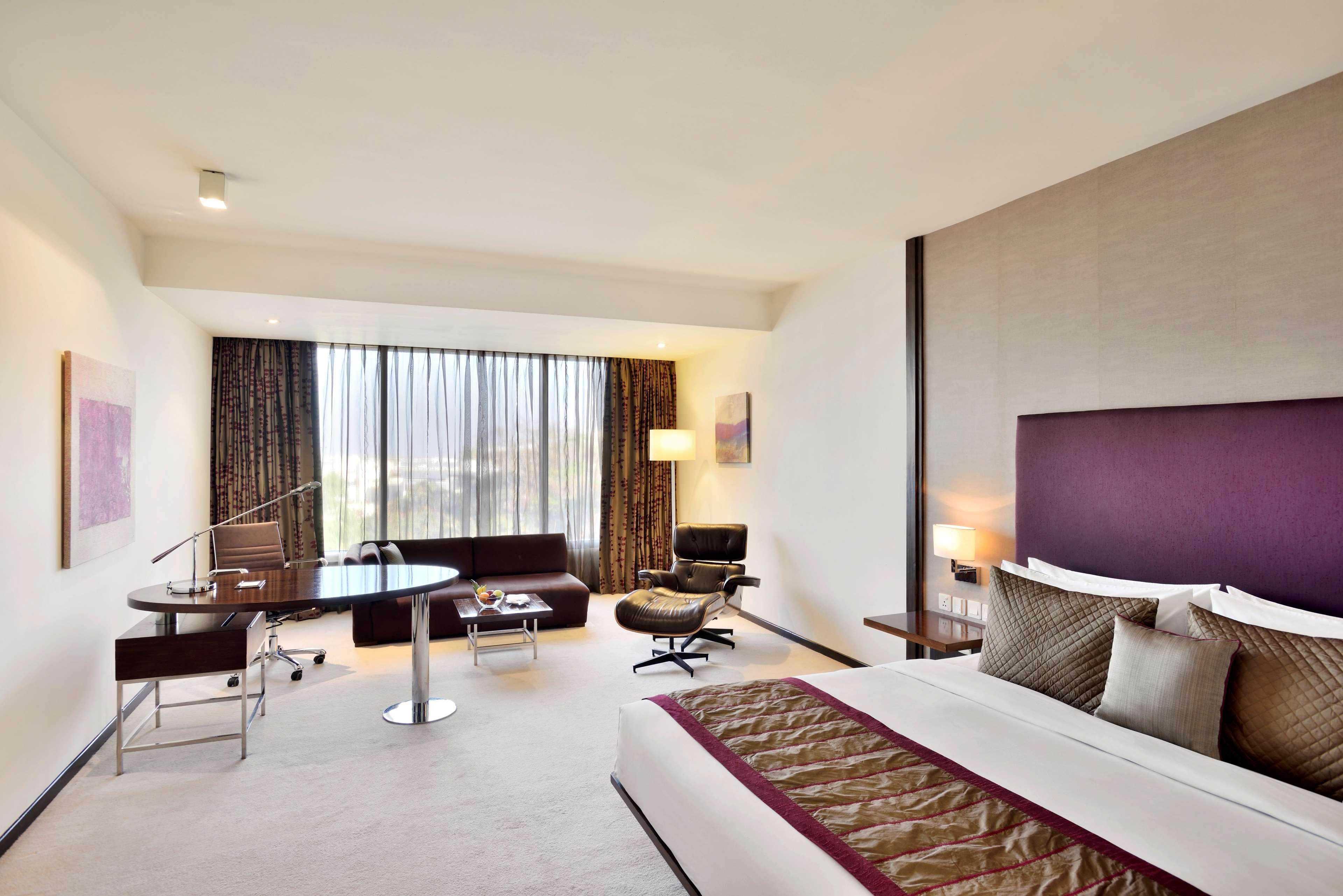 Radisson Blu Plaza Hotel Hyderabad Banjara Hills Bagian luar foto A room at the Park Hyatt Hyderabad