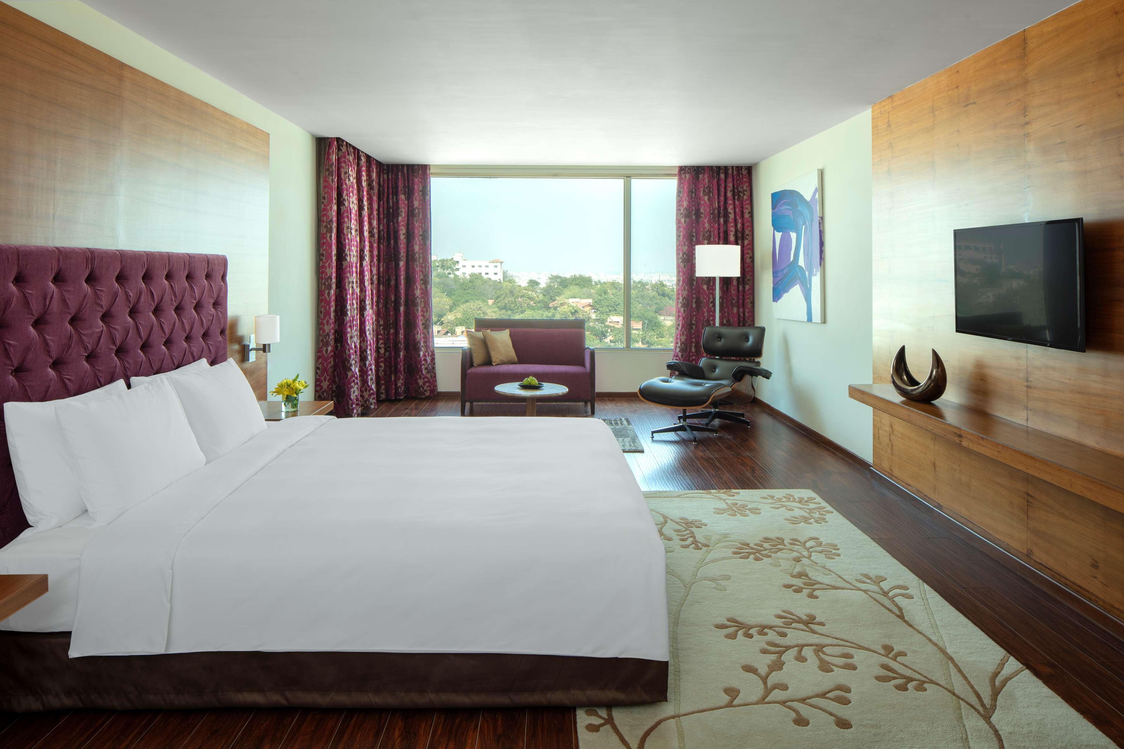 Radisson Blu Plaza Hotel Hyderabad Banjara Hills Bagian luar foto Deluxe Room