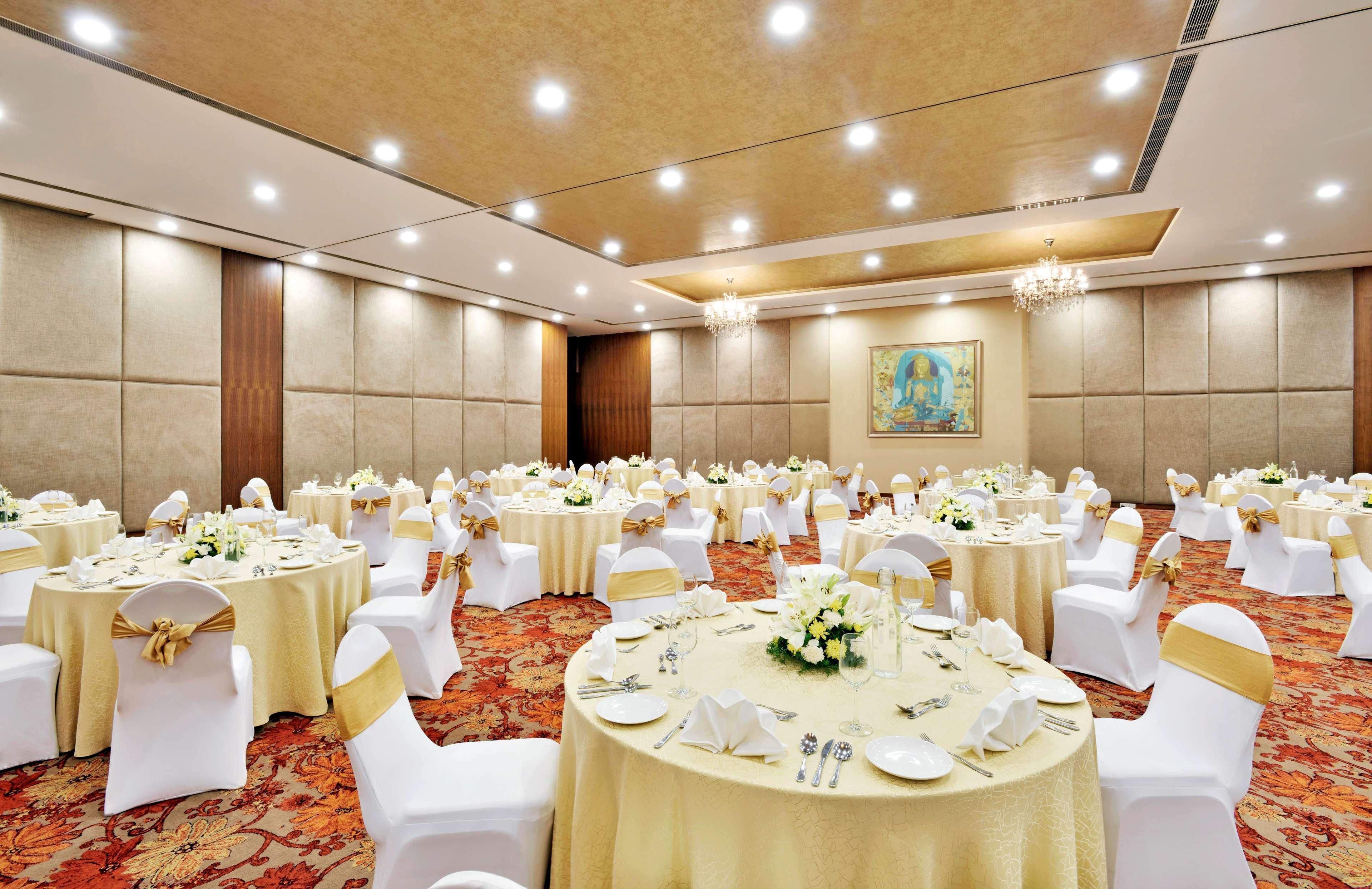 Radisson Blu Plaza Hotel Hyderabad Banjara Hills Bagian luar foto The Grand Ballroom