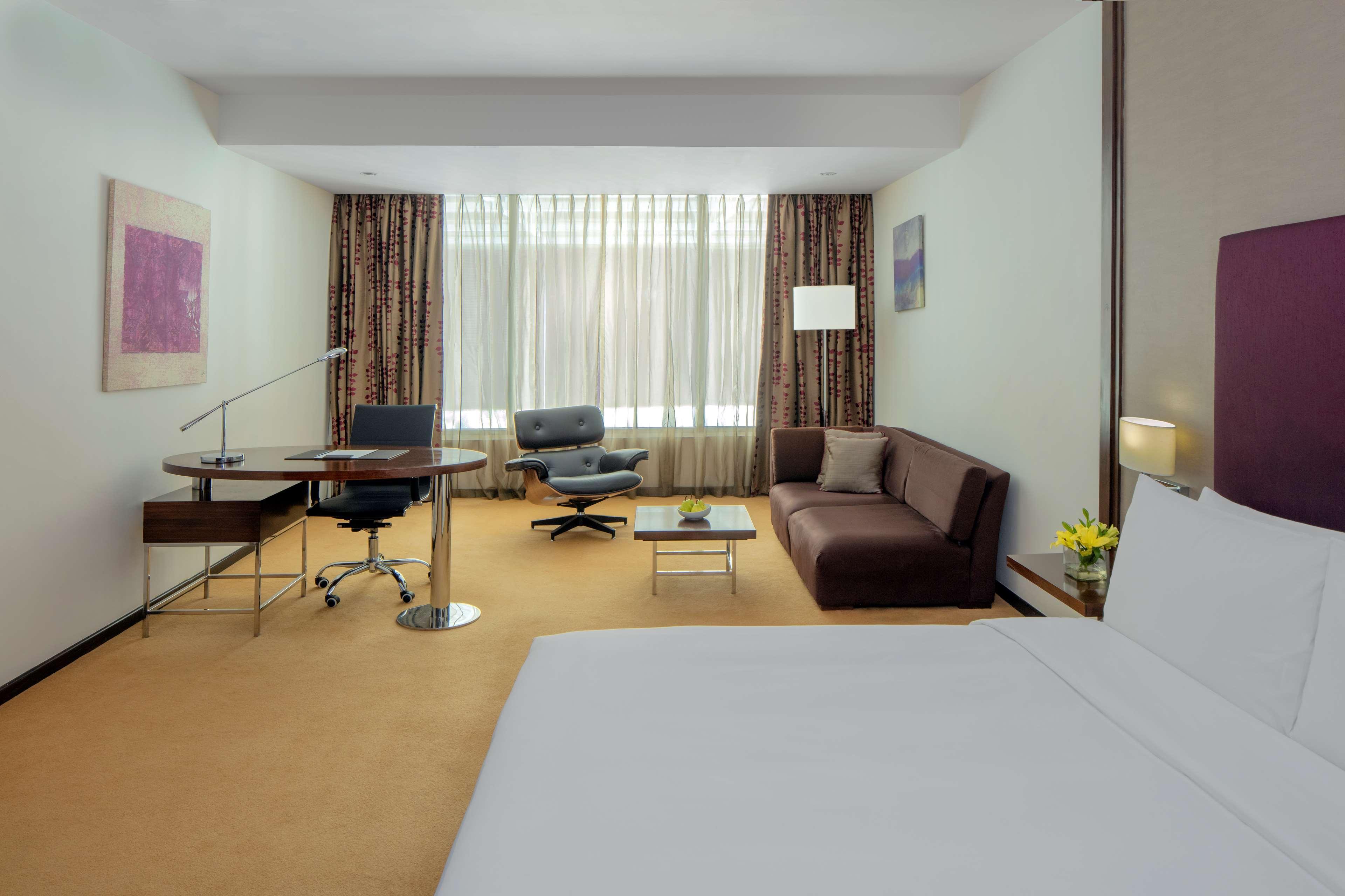 Radisson Blu Plaza Hotel Hyderabad Banjara Hills Bagian luar foto A room at the hotel