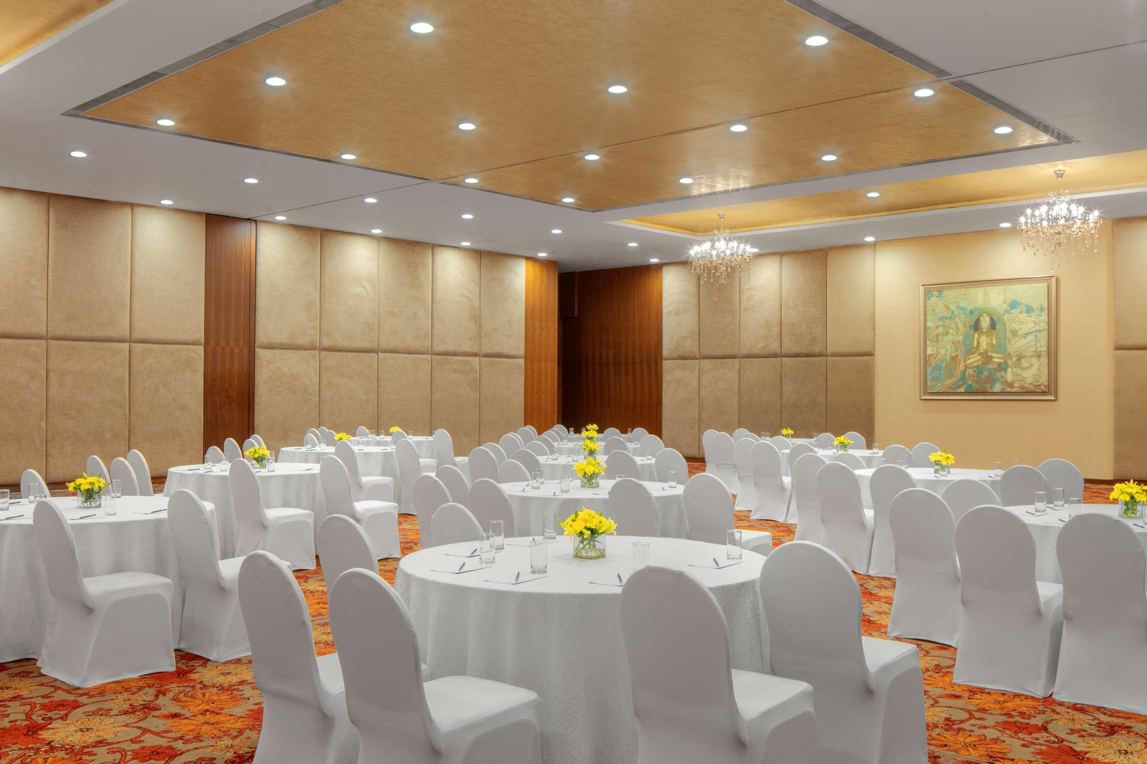 Radisson Blu Plaza Hotel Hyderabad Banjara Hills Bagian luar foto The ballroom at the hotel