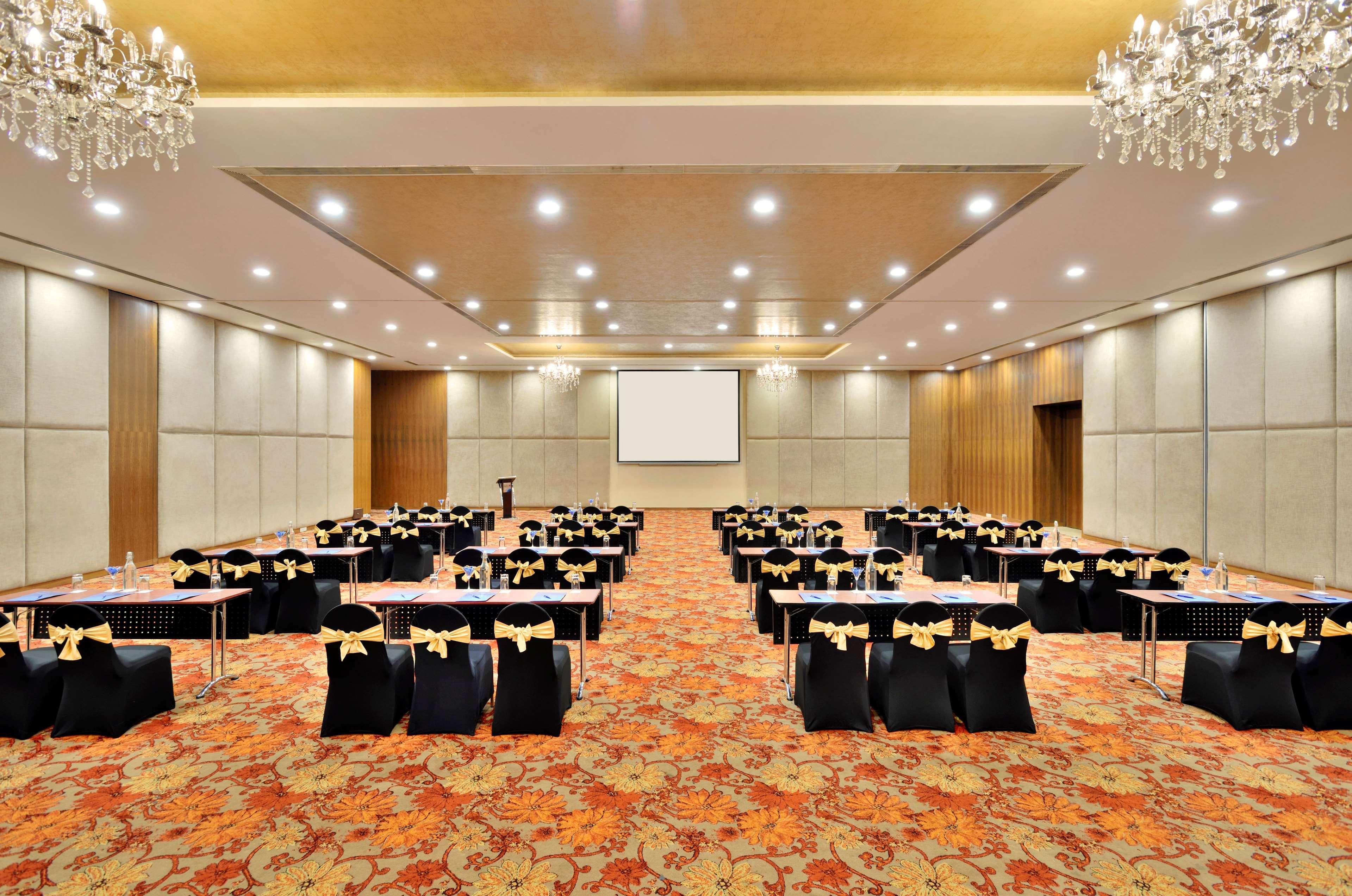 Radisson Blu Plaza Hotel Hyderabad Banjara Hills Bagian luar foto The Royal Hall