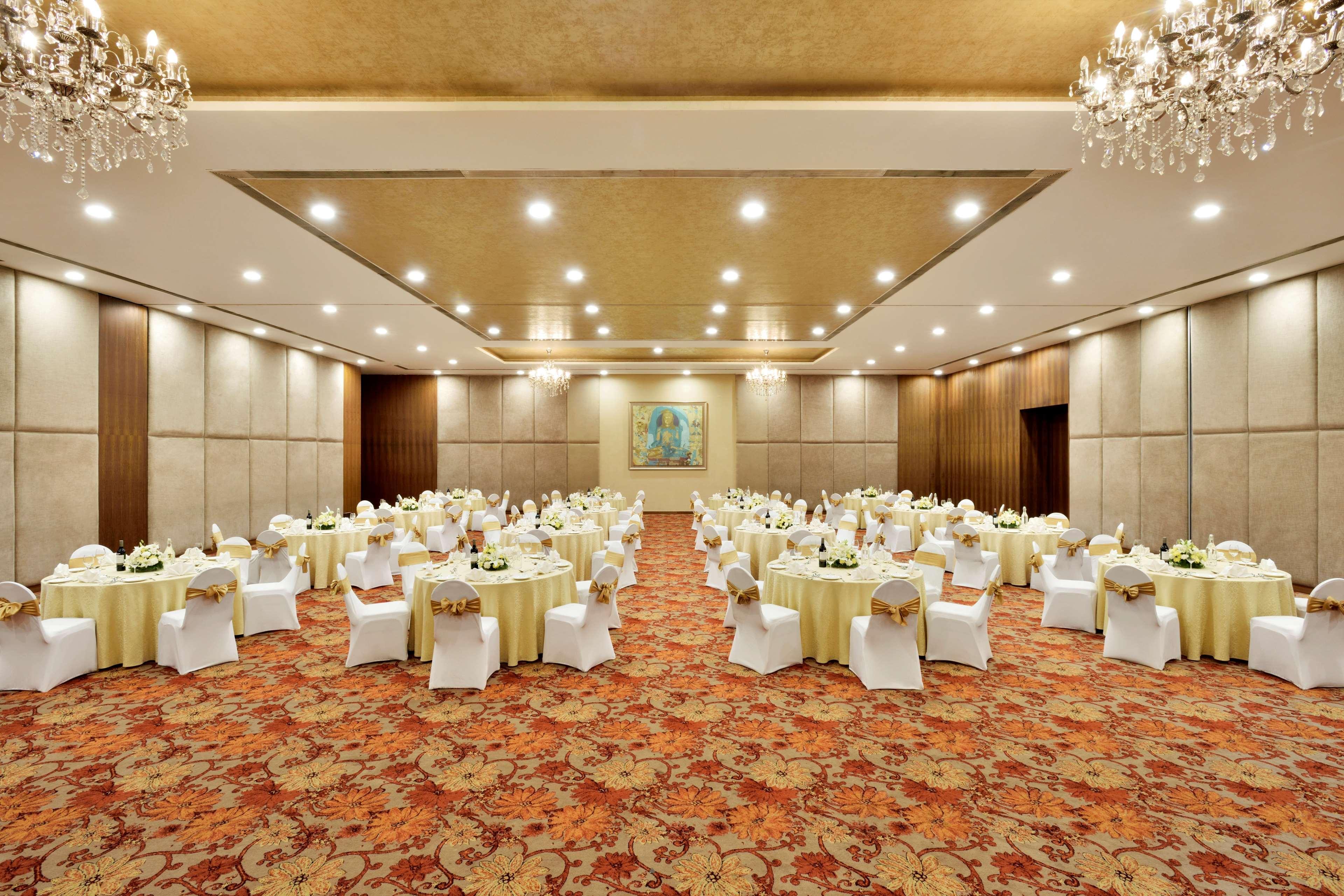 Radisson Blu Plaza Hotel Hyderabad Banjara Hills Bagian luar foto The Royal Ballroom