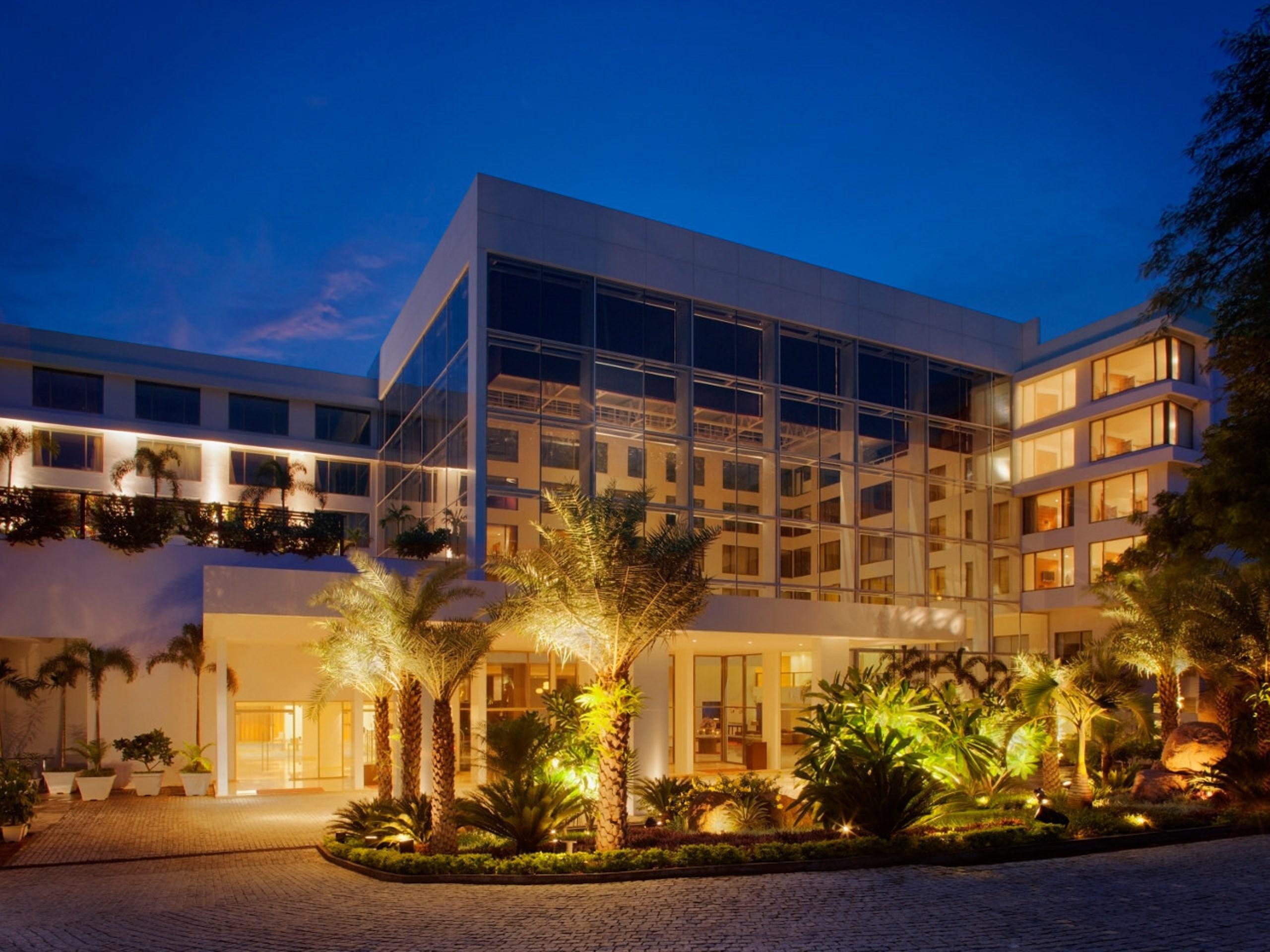 Radisson Blu Plaza Hotel Hyderabad Banjara Hills Bagian luar foto The Royal