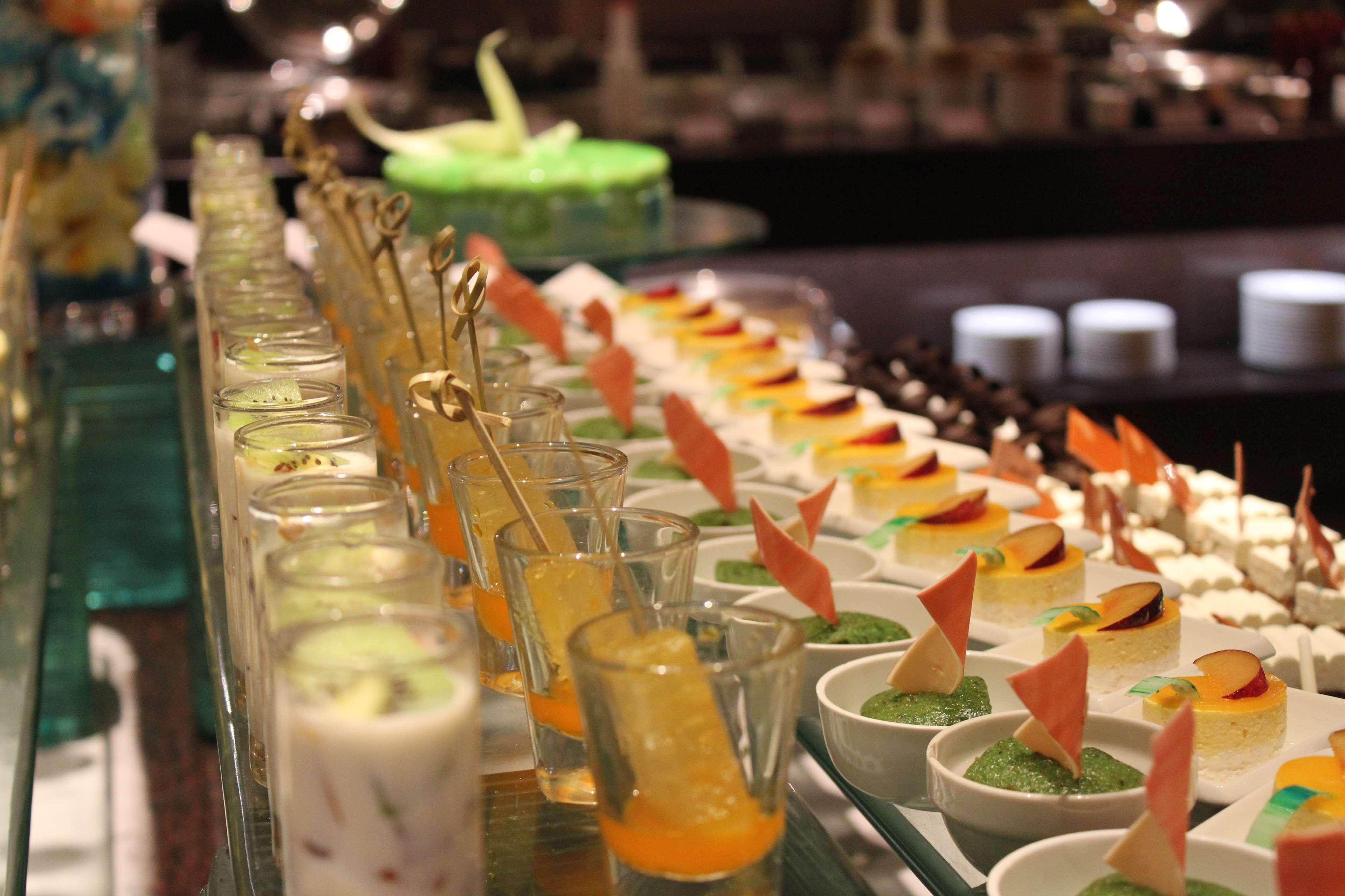 Radisson Blu Plaza Hotel Hyderabad Banjara Hills Bagian luar foto Canapés