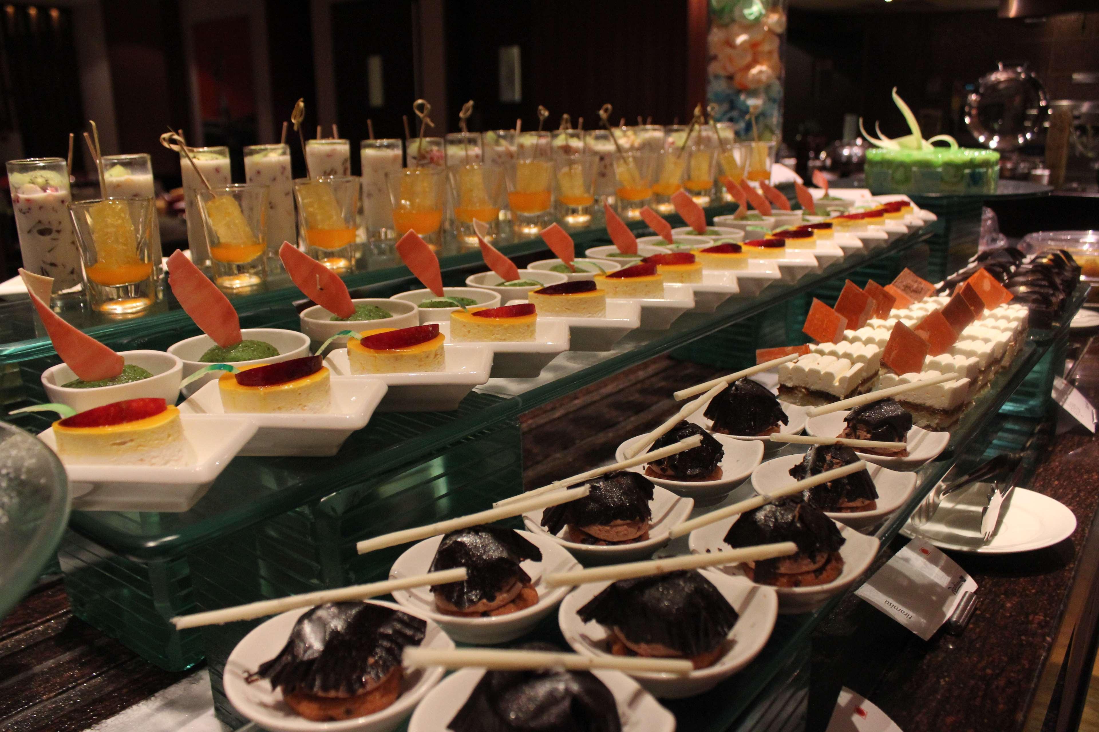 Radisson Blu Plaza Hotel Hyderabad Banjara Hills Bagian luar foto A dessert buffet