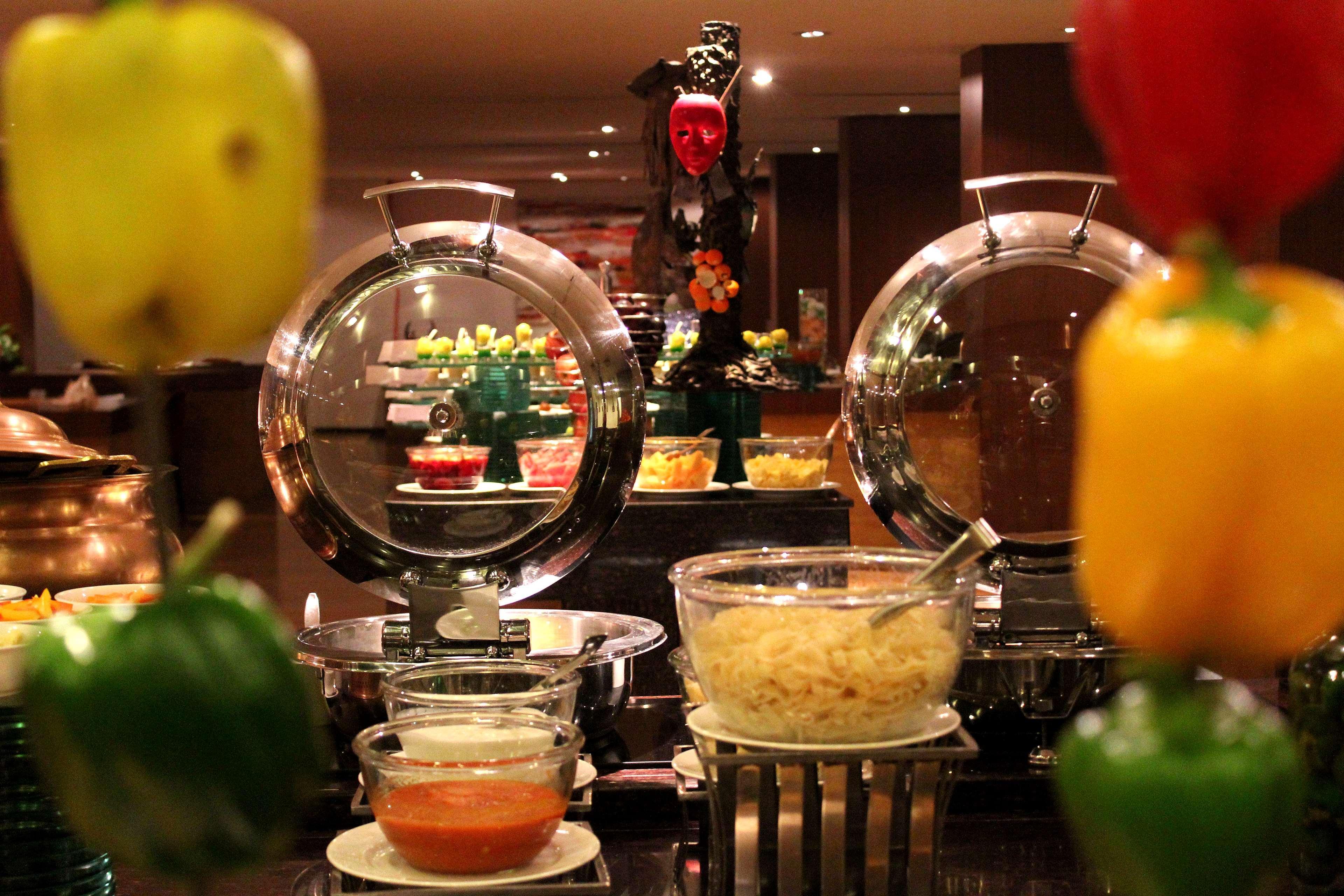 Radisson Blu Plaza Hotel Hyderabad Banjara Hills Bagian luar foto A buffet at a hotel