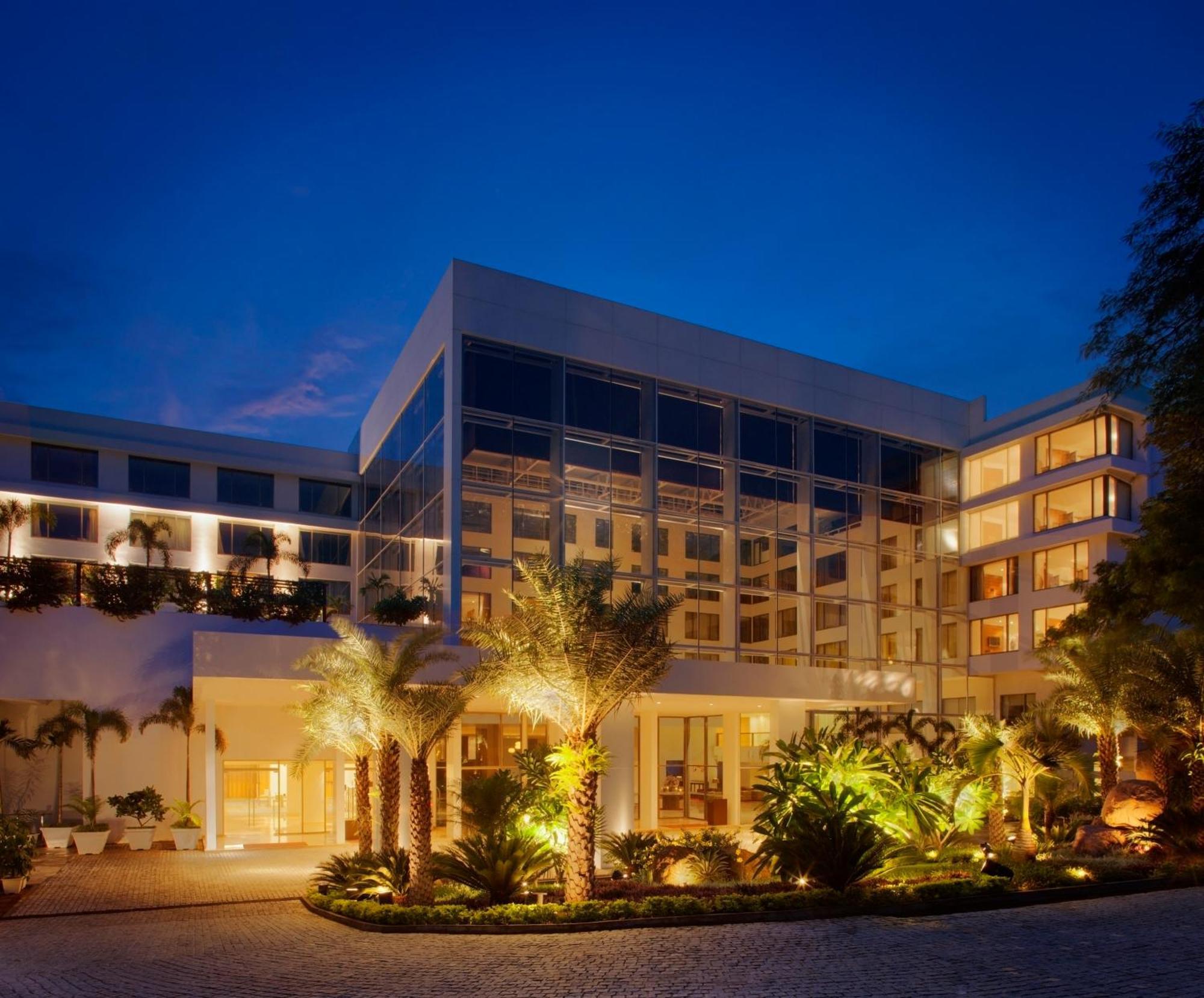 Radisson Blu Plaza Hotel Hyderabad Banjara Hills Bagian luar foto The hotel at night