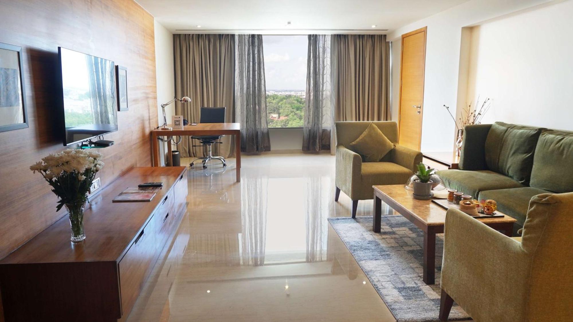 Radisson Blu Plaza Hotel Hyderabad Banjara Hills Bagian luar foto A typical suite at the hotel