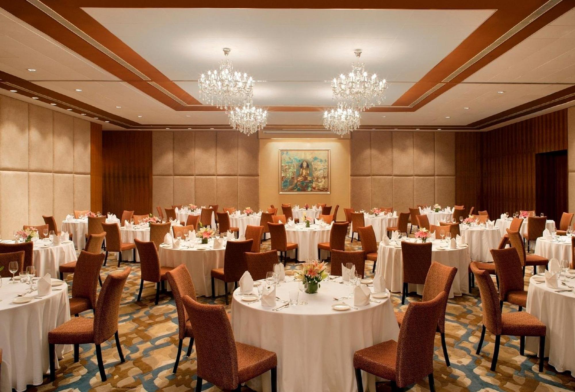 Radisson Blu Plaza Hotel Hyderabad Banjara Hills Restoran foto The ballroom