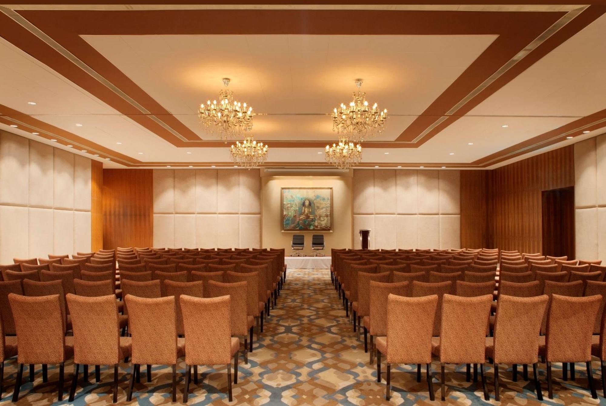 Radisson Blu Plaza Hotel Hyderabad Banjara Hills Bisnis foto The ballroom at the hotel
