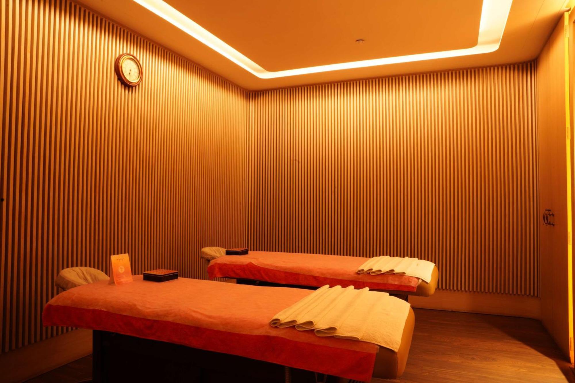 Radisson Blu Plaza Hotel Hyderabad Banjara Hills Bagian luar foto A massage room at a spa