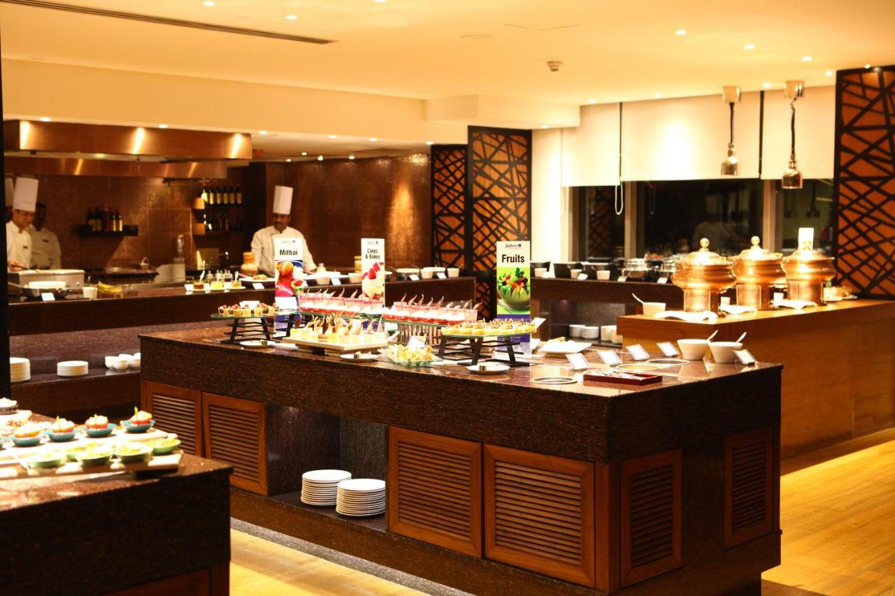Radisson Blu Plaza Hotel Hyderabad Banjara Hills Bagian luar foto A buffet at a hotel