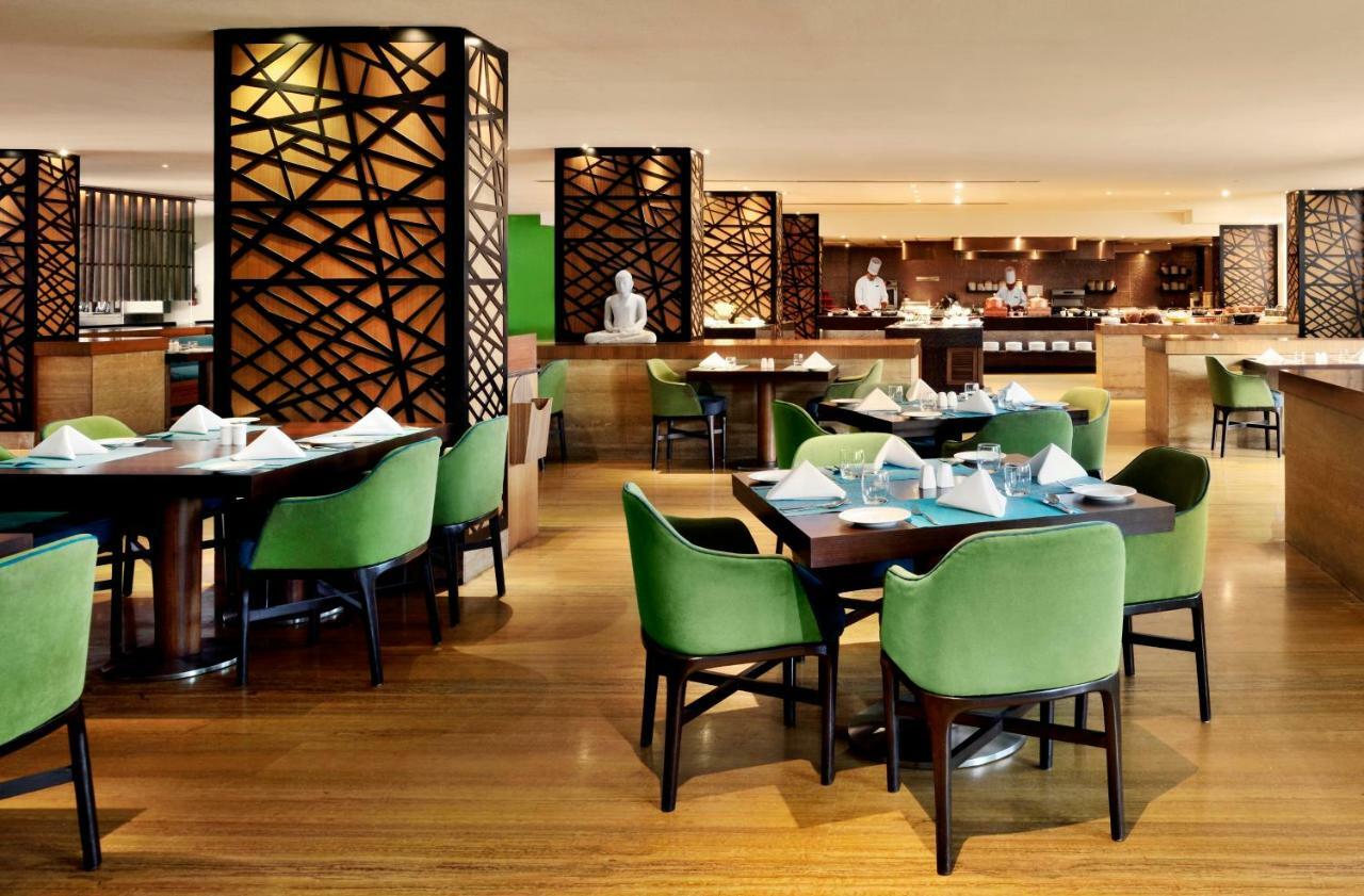 Radisson Blu Plaza Hotel Hyderabad Banjara Hills Bagian luar foto The restaurant